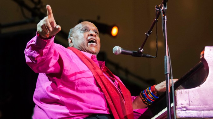 Les McCann in concert in New York City in 2008.